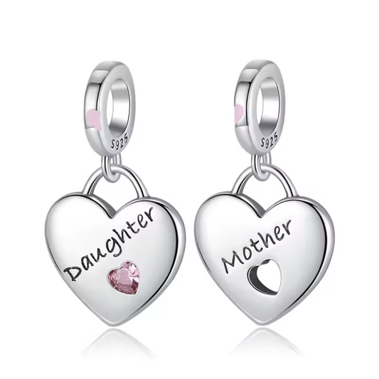 Exprimez l’amour et la complicité avec ces deux charms Mère et Fille, spécialement conçus pour représenter cette relation précieuse. En argent 925, chaque charm est orné de détails raffinés et symboliques, parfaits pour immortaliser des souvenirs inoubliables.