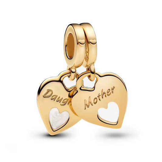 Exprimez l’amour et la complicité avec ces deux charms Mère et Fille, spécialement conçus pour représenter cette relation précieuse. En argent 925, chaque charm est orné de détails raffinés et symboliques, parfaits pour immortaliser des souvenirs inoubliables.