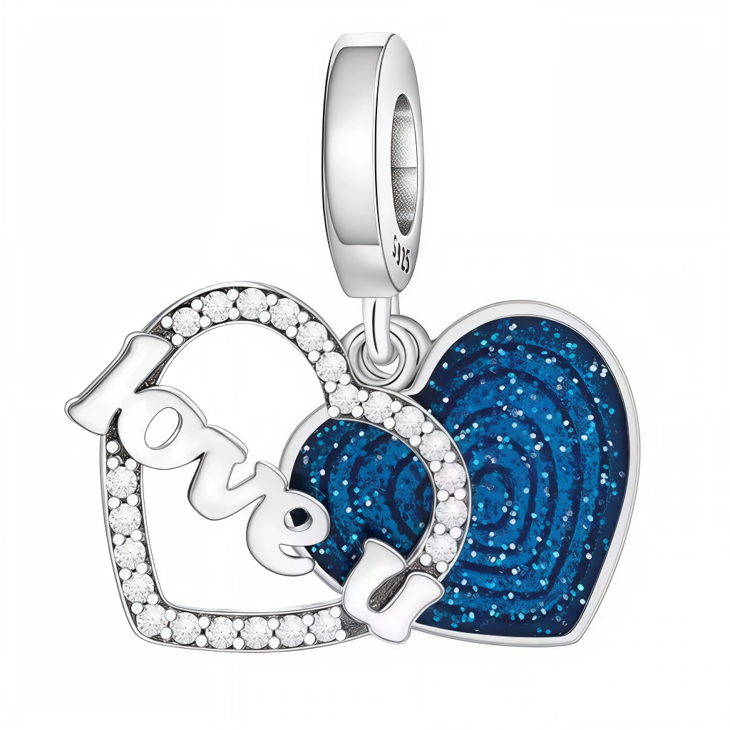 Ce charm pendentif en argent 925 présente le mot "LOVE YOU" en lettres élégantes, associé à un cœur pavé de strass et un autre cœur bleu rempli de paillettes scintillantes pour un effet glamour et romantique. Suspendu à une bélière lisse gravée « 925 », il capture parfaitement la lumière grâce à ses détails brillants.

Caractéristiques :
Matière : Argent 925 (S925)
Design : Inscription "LOVE YOU" stylisée avec un cœur blanc pavé et un cœur bleu pailleté, montés sur un anneau simple gravé « 925 ».
Style : Ro