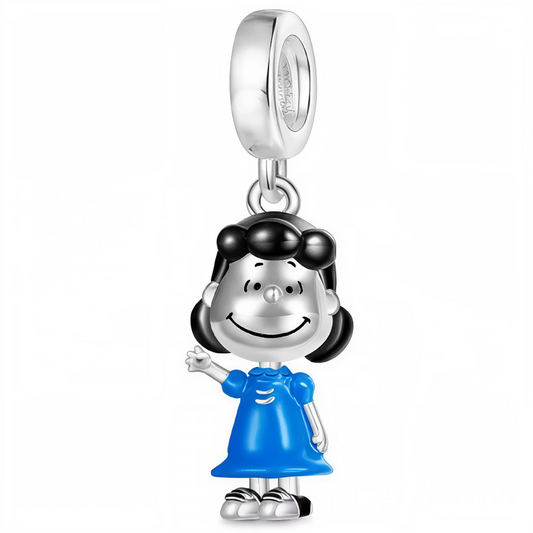 Apportez une touche d’audace et de bonne humeur à votre collection avec ce charm pendentif en argent 925 représentant Lucy dans sa robe bleue iconique, levant la main pour dire bonjour. Un bijou plein de caractère qui capture l’esprit vif et attachant de l’univers Peanuts.