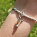 Faites briller votre collection avec l’élégance enjouée de Lumière, le célèbre chandelier de La Belle et la Bête. Ce charm en argent 925 capture toute la personnalité chaleureuse et raffinée du personnage, avec ses bras candélabres et son sourire accueillant. Un bijou étincelant qui évoque la magie, l’hospitalité et l’esprit inoubliable du conte enchanté.