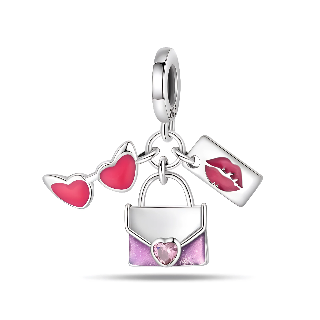 La bélière en argent 925, marquée S925, supporte trois breloques mobiles : des lunettes cœur émaillées rose vif, un sac à main violet pailleté avec petit cœur rose facetté sur le rabat et un rectangle décoré d’une empreinte de baiser rouge. Les émaux brillants et les formes ludiques donnent un look girly et glamour, parfait pour les fans de mode et de l’univers Barbie.