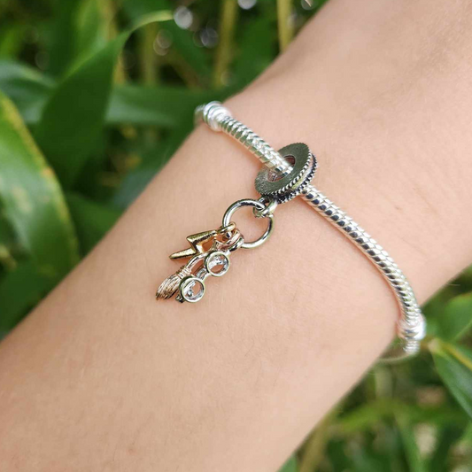Ajoutez une touche de magie et d'aventure à votre collection avec ce charm unique qui combine les lunettes emblématiques de Harry Potter, sa Nimbus 2000, et sa célèbre cicatrice en forme d'éclair. Fabriqué en argent sterling 925, ce charm de haute qualité est compatible avec tous les bracelets Pandora, vous permettant de porter avec vous des symboles clés de l'univers de Harry Potter. Parfait pour les fans de la saga, ce charm capture les détails essentiels de ces objets iconiques, ajoutant une note d'histo