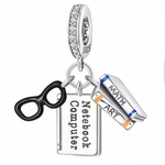Affichez votre passion pour le savoir et la diversité des matières avec ce charm pendentif en argent 925. Il rassemble élégamment une paire de lunettes noires stylées et un trio de livres minutieusement détaillés, dont un livre gravé "Notebook Computer", ainsi que deux autres marqués "Math" et "Art". Ce bijou incarne la curiosité intellectuelle, la créativité et l’esprit studieux, parfait pour les étudiants, enseignants ou amoureux des belles disciplines.