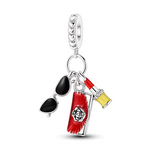 Ce charm pendentif en argent met à l’honneur l’univers de la mode avec trois mini breloques raffinées : une paire de lunettes de soleil noires au look glamour, un sac à main rouge sculpté avec une fleur stylisée au centre, et un flacon de rouge à lèvres aux détails colorés qui apportent une touche vive et féminine. Chaque élément bouge librement, créant un effet ludique et élégant à chaque mouvement du poignet ou du cou.