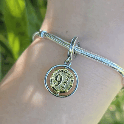Plongez dans l'univers magique de Harry Potter avec ce charm pendentif Médaillon 9 3/4, un symbole emblématique de la saga. Représentant l'entrée secrète du quai 9 3/4, là où commence le voyage vers Poudlard, ce charm est un hommage parfait aux fans du célèbre sorcier. Il capture l'esprit d'aventure et de mystère qui entoure chaque rentrée scolaire à Poudlard.