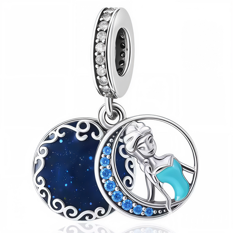 Ce charm céleste enchanteur présente un double médaillon ovale ajouré : un côté boisé bleu nuit étoilé de cristaux bleus, l'autre encadrant une silhouette gracieuse de princesse aux cheveux clairs relevés en chignon, robe turquoise fluide et profil serein. Les bordures ciselées et perles intégrées ajoutent raffinement au pendentif suspendu. Symbole de rêves lunaires et élégance royale, il sublime les bracelets d'une aura féerique sophistiquée.

Caractéristiques

Matière : Argent 925 (S925) avec émail bleu n