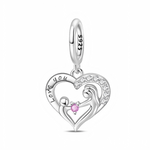 La bélière lisse en argent 925 laisse pendre un cœur ajouré : sur un côté, arc de cercle gravé « Love you », sur l’autre, la bordure est pavée de zircons clairs pour un effet très lumineux. À l’intérieur du cœur, deux silhouettes stylisées de mère et d’enfant forment un second petit cœur, tenant entre elles une pierre ronde rose symbolisant leur lien d’amour.