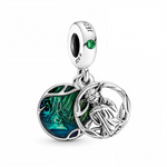 Faites le "Size matters not" avec ce charm Maître Yoda Star Wars en argent sterling 925, buste vert émaillé du sage de Dagobah sur fond émeraude, bâton Gimer en main et oreilles pointues sages. Ce Grand Maître Jedi médite depuis une bélière ronde lisse compatible bracelets Pandora pour un bijou Force éclairée. Poinçonné S925, sans nickel et swamp-proof, il enseigne "Do or do not, there is no try". Idéal pour Dagobah training, Conseil Jedi ou petits mais puissants.

