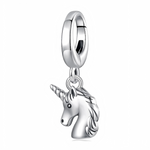 La bélière lisse en argent 925 accueille un pendentif en forme de profil de licorne avec corne torsadée, oreille pointue et crinière ondulée finement sculptée. Les lignes épurées et entièrement métalliques lui donnent un look moderne et discret, parfait à combiner avec d’autres charms féeriques ou minimalistes.