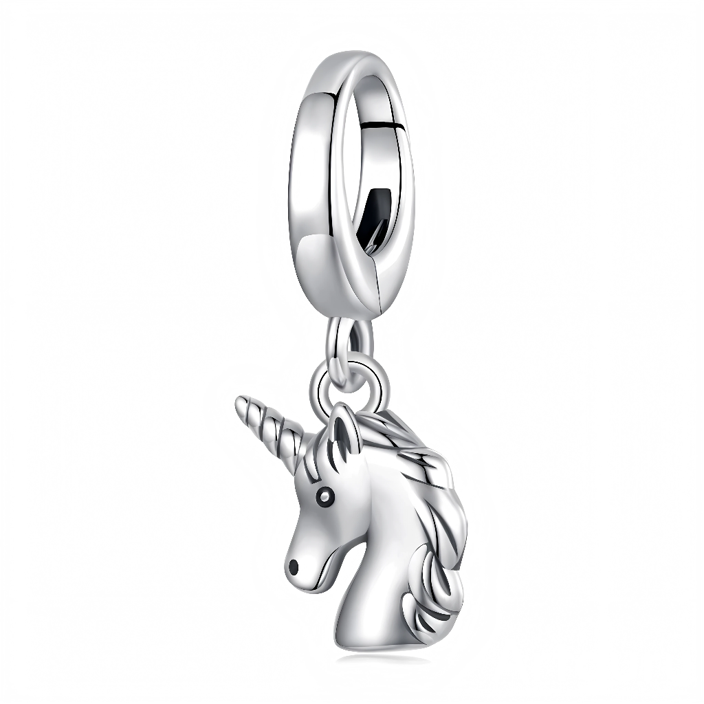 La bélière lisse en argent 925 accueille un pendentif en forme de profil de licorne avec corne torsadée, oreille pointue et crinière ondulée finement sculptée. Les lignes épurées et entièrement métalliques lui donnent un look moderne et discret, parfait à combiner avec d’autres charms féeriques ou minimalistes.