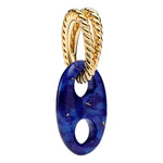 Apporte une touche marine et élégante à ton bracelet avec ce charm pendentif Maillon Marin Doré. Inspiré de l’univers nautique et des ancres de bateau, ce bijou reprend le motif d’un maillon de chaîne marine avec une finition dorée lumineuse et des détails soignés, pour un rendu raffiné et plein de caractère. Un charm original et intemporel, parfait pour celles et ceux qui aiment les bijoux inspirés de la mer et du voyage.

Caractéristiques :

- Matière : Argent 925.
- Design : Maillon de chaîne marine en v
