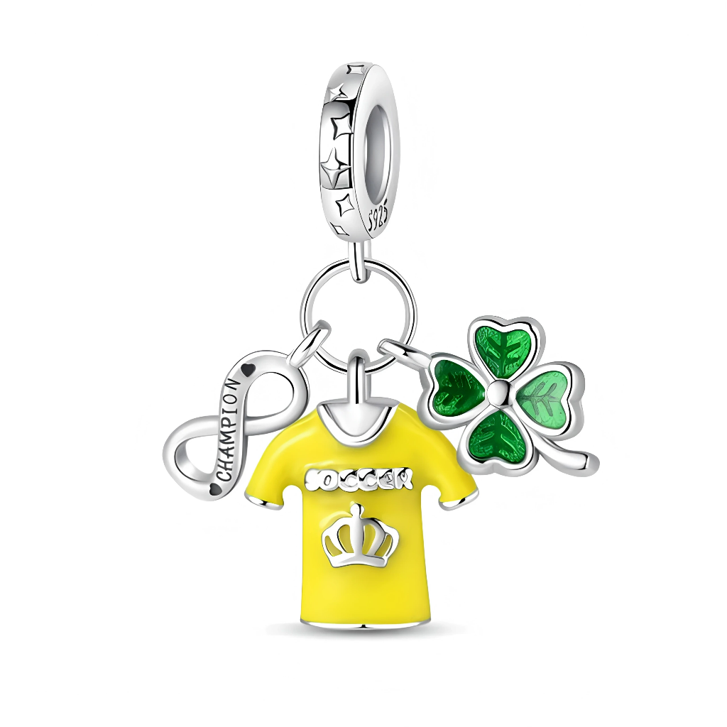 Ce charm pendentif en argent 925 met en scène trois breloques porte‑chance : un maillot de football jaune avec l’inscription « Soccer » et une couronne, un symbole infini gravé « Champion » et un trèfle à quatre feuilles vert brillant. L’ensemble est suspendu à une bélière décorée de petites étoiles, idéale pour rappeler les grandes victoires et la chance sur le terrain.
