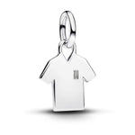 Apporte une touche sportive et moderne à ton bracelet avec ce charm maillot de foot argenté. Son design inspiré de l’univers du football symbolise la passion, l’esprit d’équipe et le dépassement de soi, tout en ajoutant une note élégante et originale à ta collection. Un bijou plein de caractère, parfait pour les amateurs de foot ou pour célébrer un souvenir important.

Caractéristiques :

-&nbsp;Matière : Argent 925.
-&nbsp;Design : Maillot de foot argenté avec finition brillante et détails soignés.
-&nbsp;