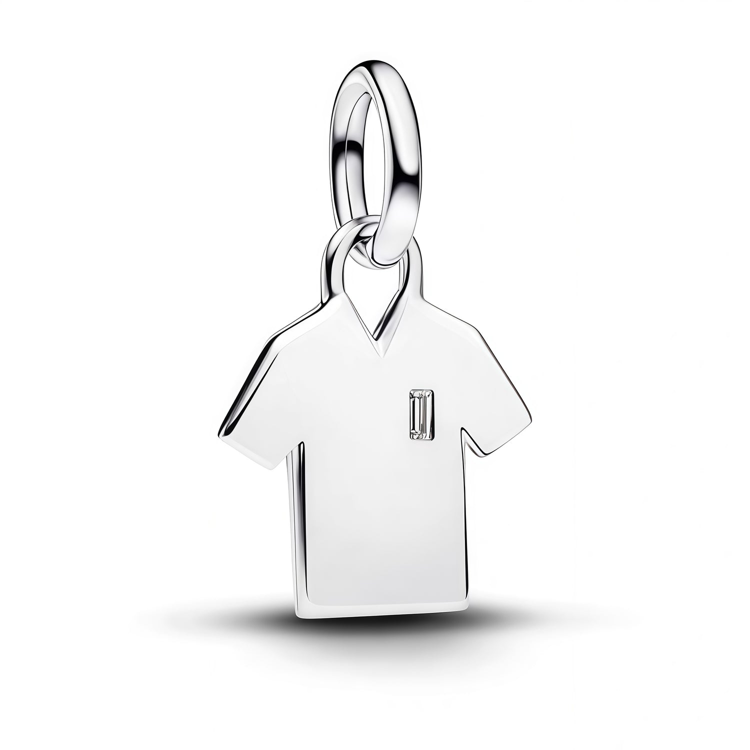 Apporte une touche sportive et moderne à ton bracelet avec ce charm maillot de foot argenté. Son design inspiré de l’univers du football symbolise la passion, l’esprit d’équipe et le dépassement de soi, tout en ajoutant une note élégante et originale à ta collection. Un bijou plein de caractère, parfait pour les amateurs de foot ou pour célébrer un souvenir important.

Caractéristiques :

-&nbsp;Matière : Argent 925.
-&nbsp;Design : Maillot de foot argenté avec finition brillante et détails soignés.
-&nbsp;