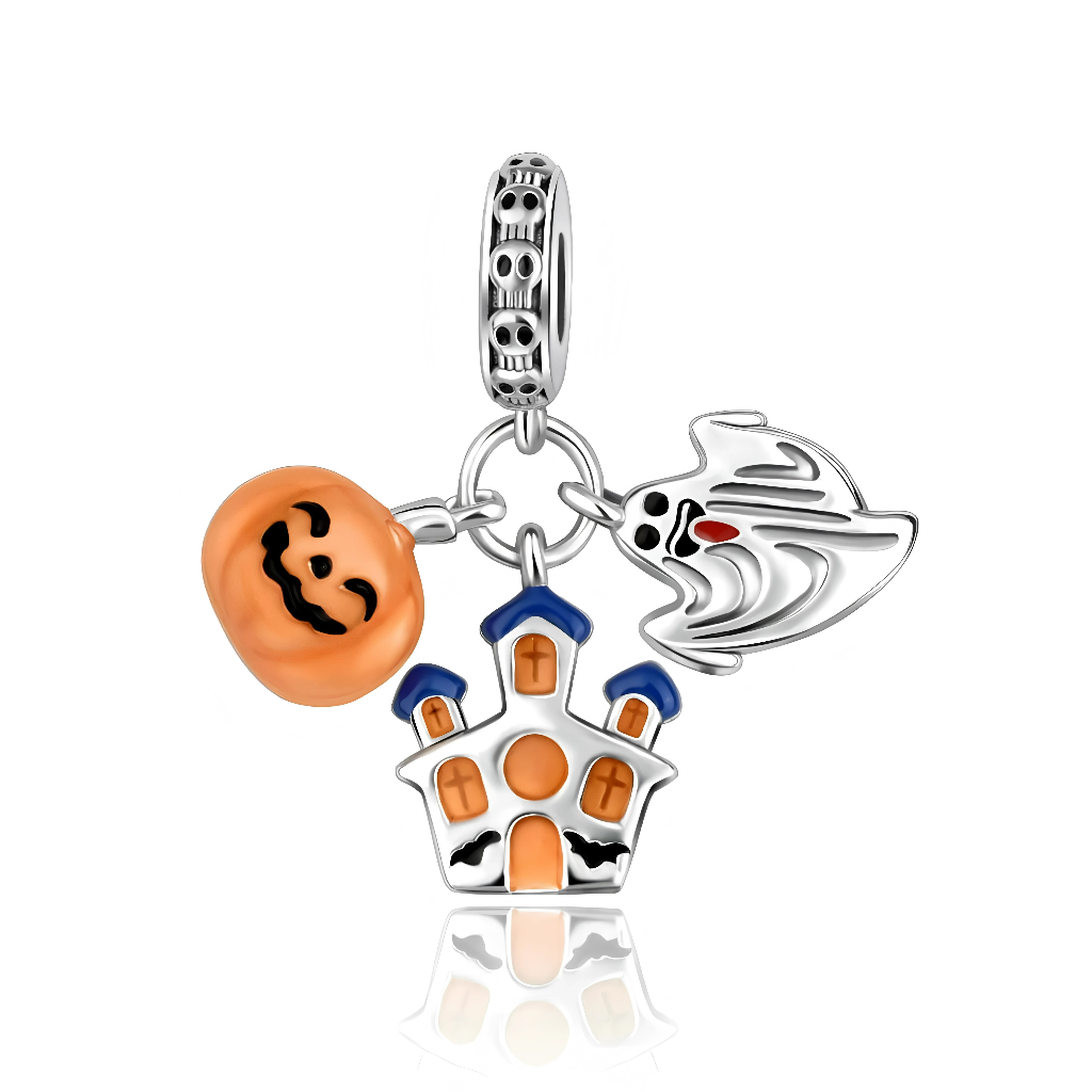 Ce charm pendentif en argent capture l’ambiance ludique d’Halloween avec trois breloques colorées : une citrouille orange souriante, un petit fantôme blanc au cœur rouge et une maison hantée blanche et bleue décorée de fenêtres orange et de silhouettes de chauves-souris. La bélière travaillée de motifs ajourés rappelle des petites citrouilles alignées, ce qui en fait un bijou parfait pour célébrer la saison des frissons en douceur.