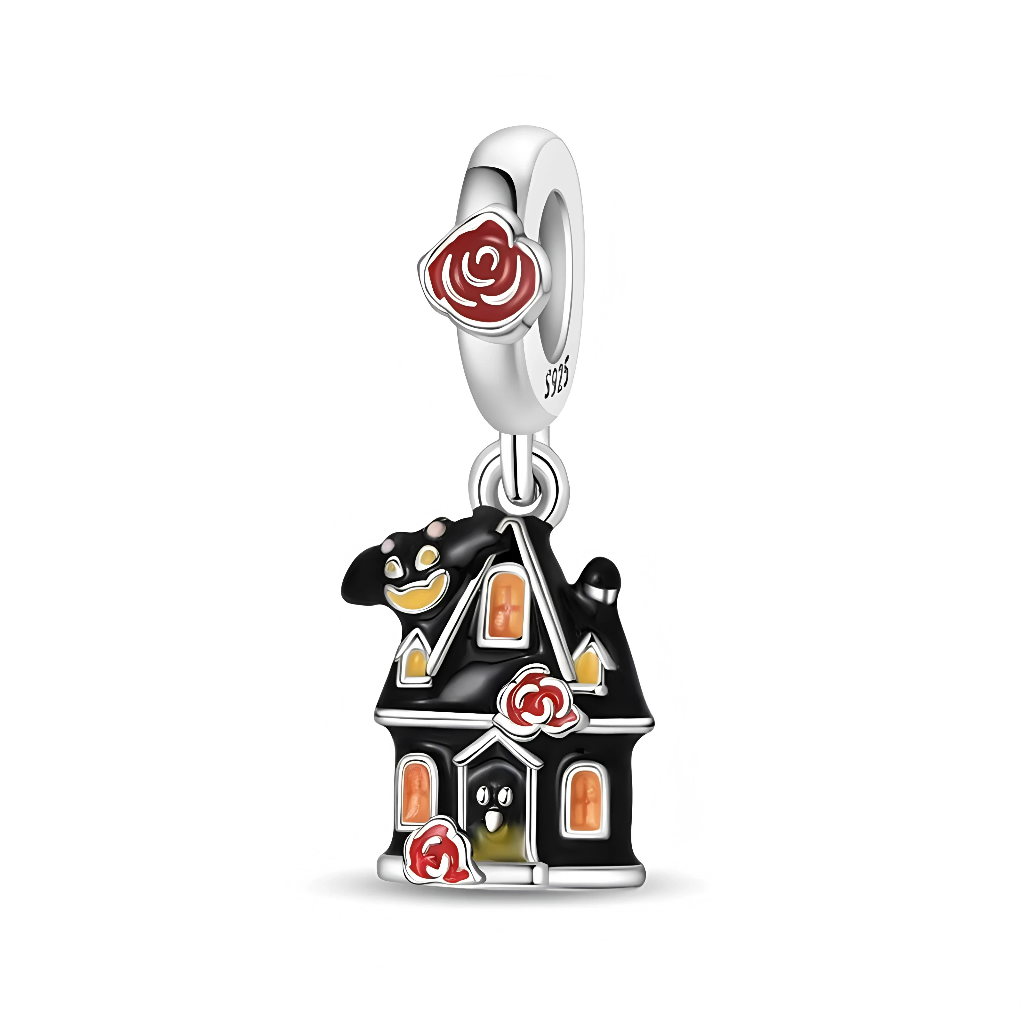 Ce charm pendant en argent 925 représente une petite maison hantée noire aux fenêtres jaune vif et à la porte vert fluo, pour un effet lumineux façon « glow in the dark ». Un fantôme souriant apparaît sur le toit, tandis que plusieurs roses rouges émaillées décorent la façade et la bélière, qui reste lisse et facile à enfiler sur un bracelet.

Caractéristiques :

-Matière : Argent 925 avec émail coloré et détail lumineux.
-Design : Maison hantée avec fantôme, fenêtres éclairées et roses rouges en relief.
-C
