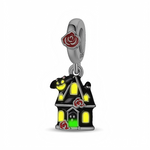 Ce charm pendant en argent 925 représente une petite maison hantée noire aux fenêtres jaune vif et à la porte vert fluo, pour un effet lumineux façon « glow in the dark ». Un fantôme souriant apparaît sur le toit, tandis que plusieurs roses rouges émaillées décorent la façade et la bélière, qui reste lisse et facile à enfiler sur un bracelet.

Caractéristiques :

-Matière : Argent 925 avec émail coloré et détail lumineux.
-Design : Maison hantée avec fantôme, fenêtres éclairées et roses rouges en relief.
-C