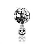 Ce charm pendentif en argent 925 met en scène une maison hantée noire devant une pleine lune, avec toile d’araignée et chauves-souris pour une ambiance Halloween mystérieuse. Une petite tête de citrouille stylisée aux yeux en forme de cœur pend sous le disque, apportant une touche à la fois spooky et mignonne