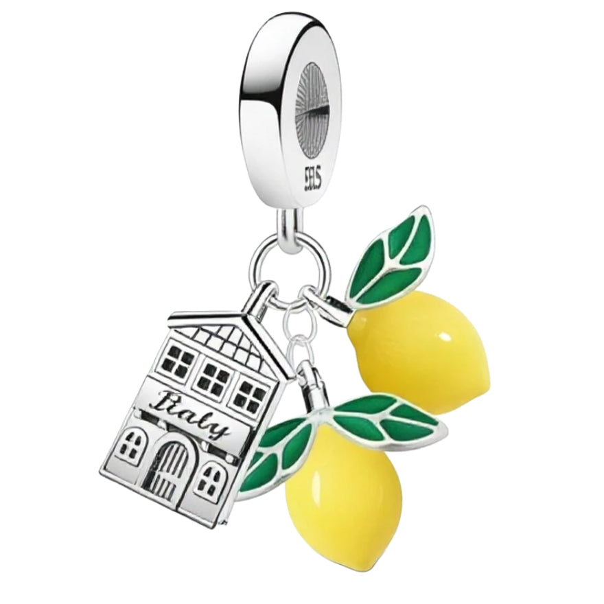 Ce charm évoque le charme d’un village ensoleillé avec une petite maison détaillée en argent 925 accompagnée de deux citrons jaunes éclatants aux feuilles vertes vernies. L’ensemble crée un bijou lumineux et joyeux, parfait pour rappeler les vacances, la douceur de vivre et les paysages méditerranéens sur un bracelet ou un collier.

Caractéristiques :
Matière : Argent 925 avec émaux colorés jaune et vert
Design : Maison stylisée suspendue à côté de deux citrons pendants
Coloris : Argent brillant, jaune vif,