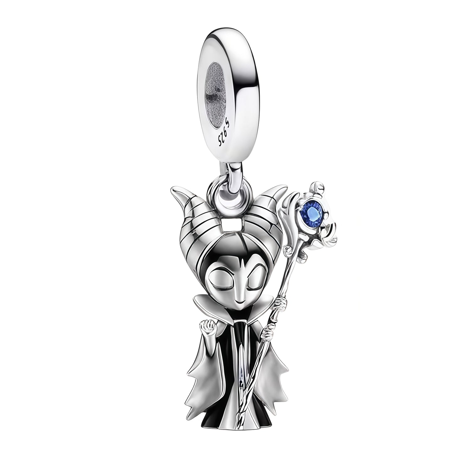 Apporte une touche sombre et majestueuse à ton bracelet avec ce charm pendentif Maléfique. Inspiré de l’univers Disney, ce bijou en argent 925 met en valeur la célèbre méchante dans un design élégant et puissant, symbole de mystère, de force et de charisme. Un charm original et raffiné, parfait pour les amateurs de personnages emblématiques et de bijoux de caractère.

Caractéristiques :

- Matière : Argent 925.
- Design : Maléfique en pendentif avec finitions soignées.
- Dimensions : Taille délicate et conf