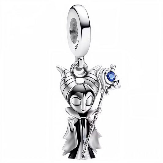 Ajoutez une touche d’élégance sombre à votre collection avec ce charm pendentif représentant Maléfique, l’iconique méchante de Disney. Finement travaillé en Argent 925 (S925), ce bijou allie une finition argentée brillante à des détails noirs profonds, capturant parfaitement son allure mystérieuse et puissante. Un accessoire parfait pour les amateurs de style gothique et de personnages emblématiques.