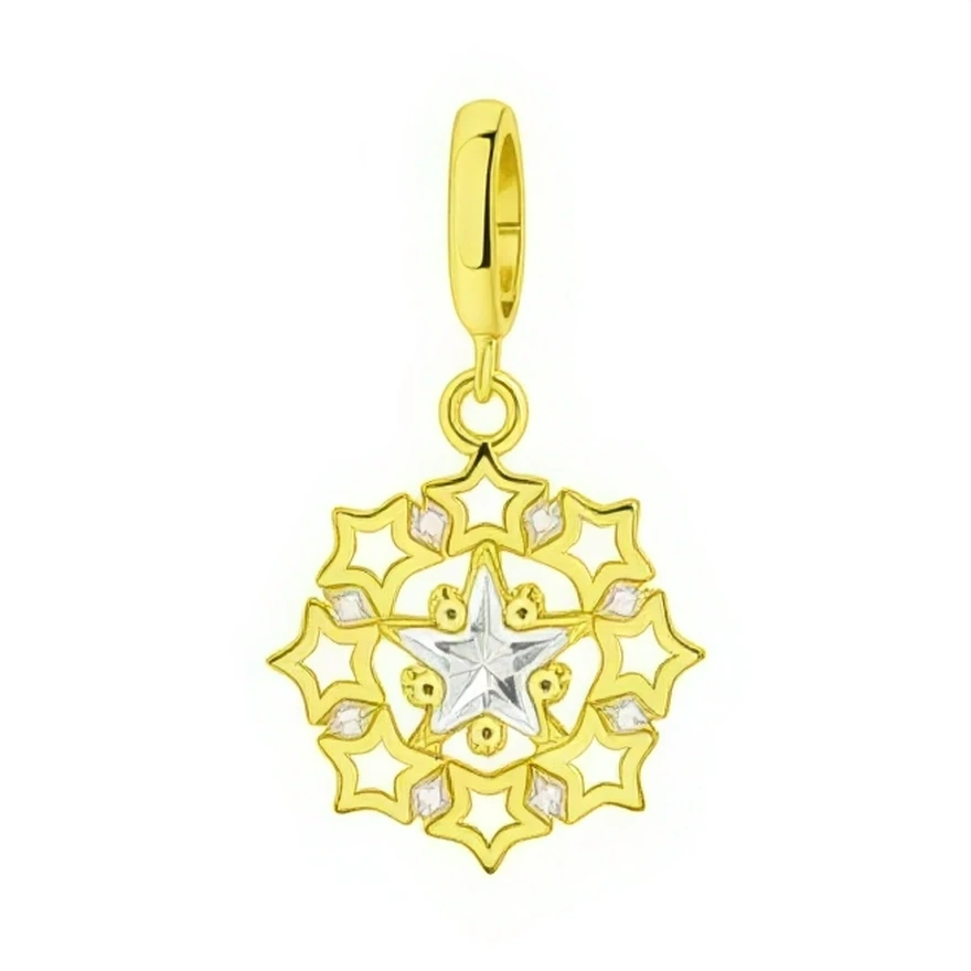 Ce charm en argent 925 finition dorée forme un mandala ajouré composé de petites étoiles qui entourent une étoile centrale argentée mise en valeur par de délicates billes métalliques. Les contours finement travaillés créent un effet de rosace lumineuse, parfait pour apporter une touche rayonnante et bohème à un bracelet ou un collier.

Caractéristiques :

- Matière : Argent 925 avec finition dorée partielle
- Design : Rosace ajourée de petites étoiles autour d’une étoile centrale en relief
- Coloris : Or lu