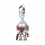 Protégez la galaxie avec style grâce à ce charm&nbsp;Mandalorian chibi&nbsp;Star Wars en argent sterling 925, sculpté en 3D avec casque T-visor légendaire, armure beskar détaillée et blaster prêt de Din Djarin (The Mandalorian). Ce chasseur de primes mini, en pose héroïque, s'accroche via une bélière ronde lisse compatible bracelets Pandora – trio idéal avec Baby Yoda et Stormtrooper pour un bracelet saga complète. Poinçonné S925, sans nickel et forgé pour l'aventure, il évoque honneur, mystère et "This is 