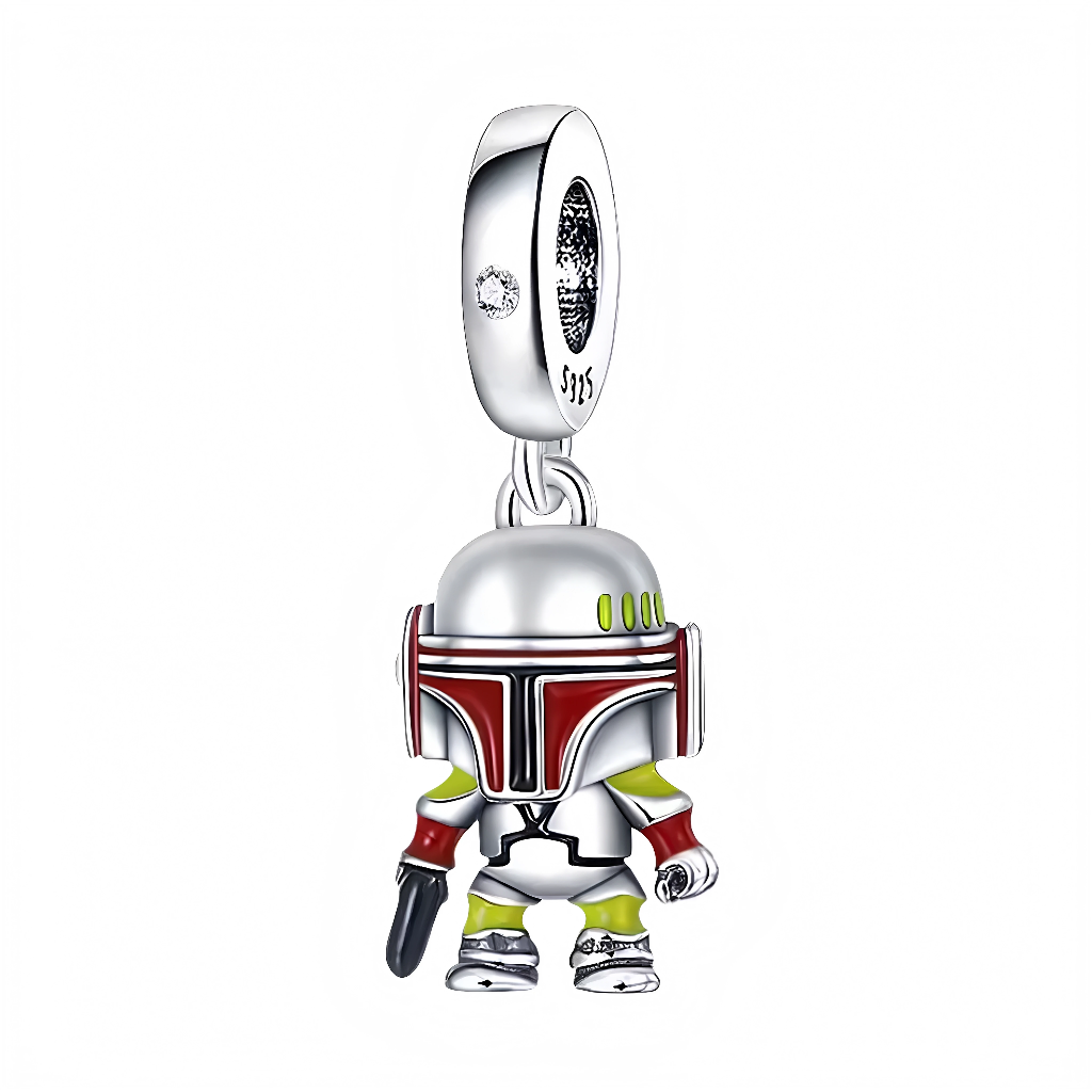 Protégez la galaxie avec style grâce à ce charm&nbsp;Mandalorian chibi&nbsp;Star Wars en argent sterling 925, sculpté en 3D avec casque T-visor légendaire, armure beskar détaillée et blaster prêt de Din Djarin (The Mandalorian). Ce chasseur de primes mini, en pose héroïque, s'accroche via une bélière ronde lisse compatible bracelets Pandora – trio idéal avec Baby Yoda et Stormtrooper pour un bracelet saga complète. Poinçonné S925, sans nickel et forgé pour l'aventure, il évoque honneur, mystère et "This is 