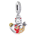 Invitez la chance et la prospérité dans votre vie avec ce charm inspiré du célèbre Maneki Neko, le chat porte-bonheur japonais. Fabriqué en argent sterling S925, ce charm représente le Maneki Neko levant la patte, symbole d'accueil de la fortune et du bonheur. Détail parfait pour célébrer le Nouvel An chinois ou tout autre événement festif. Ce charm élégant est compatible avec les bracelets Pandora et ajoutera une touche unique et porteuse de sens à votre collection.