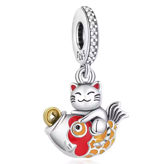 Invitez la chance et la prospérité dans votre vie avec ce charm inspiré du célèbre Maneki Neko, le chat porte-bonheur japonais. Fabriqué en argent sterling S925, ce charm représente le Maneki Neko levant la patte, symbole d'accueil de la fortune et du bonheur. Détail parfait pour célébrer le Nouvel An chinois ou tout autre événement festif. Ce charm élégant est compatible avec les bracelets Pandora et ajoutera une touche unique et porteuse de sens à votre collection.