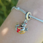 Invitez la chance et la prospérité dans votre vie avec ce charm inspiré du célèbre Maneki Neko, le chat porte-bonheur japonais. Fabriqué en argent sterling S925, ce charm représente le Maneki Neko levant la patte, symbole d'accueil de la fortune et du bonheur. Détail parfait pour célébrer le Nouvel An chinois ou tout autre événement festif. Ce charm élégant est compatible avec les bracelets Pandora et ajoutera une touche unique et porteuse de sens à votre collection.