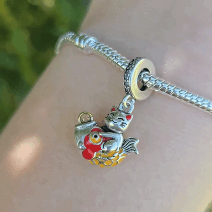 Invitez la chance et la prospérité dans votre vie avec ce charm inspiré du célèbre Maneki Neko, le chat porte-bonheur japonais. Fabriqué en argent sterling S925, ce charm représente le Maneki Neko levant la patte, symbole d'accueil de la fortune et du bonheur. Détail parfait pour célébrer le Nouvel An chinois ou tout autre événement festif. Ce charm élégant est compatible avec les bracelets Pandora et ajoutera une touche unique et porteuse de sens à votre collection.