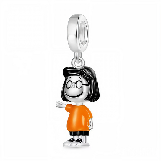 Marcie, la complice discrète et brillante de Peppermint Patty, rejoint votre collection avec ce charm pendentif en argent 925. Avec ses lunettes rondes emblématiques et son air sage, ce pendentif capture parfaitement son caractère doux et réfléchi. Une pièce élégante et pleine de personnalité, idéale pour les fans de Peanuts qui aiment les personnages authentiques et attachants.