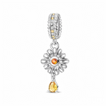 Ce charm pendant en argent 925 prend la forme d’une marguerite aux pétales bombés, centrée par un cristal rond jaune orangé qui rappelle le cœur chaud de la fleur. La bélière est entièrement sertie de petites pierres blanches et jaunes, tandis qu’une goutte facettée jaune miel suspendue sous la marguerite ajoute un mouvement lumineux à chaque geste.

Caractéristiques :

-Matière : Argent 925 avec zirconias blancs et jaunes.
-Design : Marguerite détaillée avec centre étincelant et pierre goutte pendante.
-Co