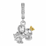 Ce charm pendentif en argent 925 dépeint un couple de mariés cartoon enlacés dans un baiser tendre, la mariée couronnée d'or et de voilette, entourés de pavage diamants pour célébrer l'union éternelle et le grand jour. La bélière lisse pavée de cristaux gravée « S925 » ajoute une brillance festive.

Caractéristiques :

Matière : Argent 925 (S925) avec accents dorés
Design : Duo amoureux stylisé, mari en smoking, mariée voilée couronnée , s'embrassant sous strass, sur anneau diamanté.
Style : Romantique et f