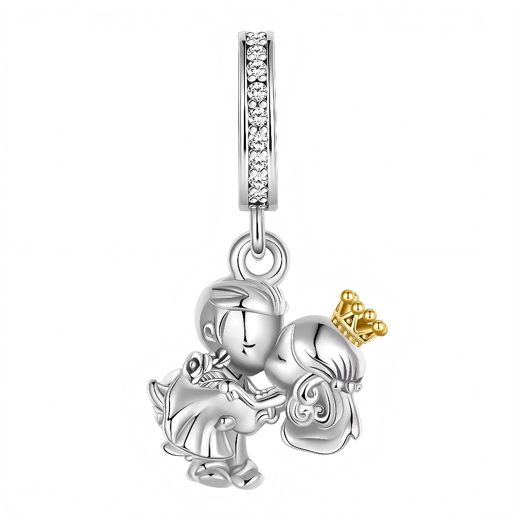 Ce charm pendentif en argent 925 dépeint un couple de mariés cartoon enlacés dans un baiser tendre, la mariée couronnée d'or et de voilette, entourés de pavage diamants pour célébrer l'union éternelle et le grand jour. La bélière lisse pavée de cristaux gravée « S925 » ajoute une brillance festive.

Caractéristiques :

Matière : Argent 925 (S925) avec accents dorés
Design : Duo amoureux stylisé, mari en smoking, mariée voilée couronnée , s'embrassant sous strass, sur anneau diamanté.
Style : Romantique et f