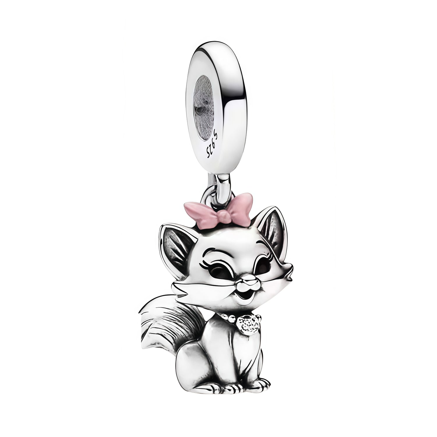 Apporte une touche chic et adorable à ton bracelet avec ce charm pendentif Marie des Aristochats. Inspiré de l’univers Disney, ce bijou en argent 925 met en valeur Marie avec son nœud emblématique et son allure élégante, pour un rendu plein de douceur et de raffinement. Un charm charmant et intemporel, parfait pour les amoureux des Aristochats et des bijoux féeriques.

Caractéristiques :

- Matière : Argent 925.
- Design : Marie des Aristochats en pendentif avec finitions soignées.
- Dimensions : Taille dél