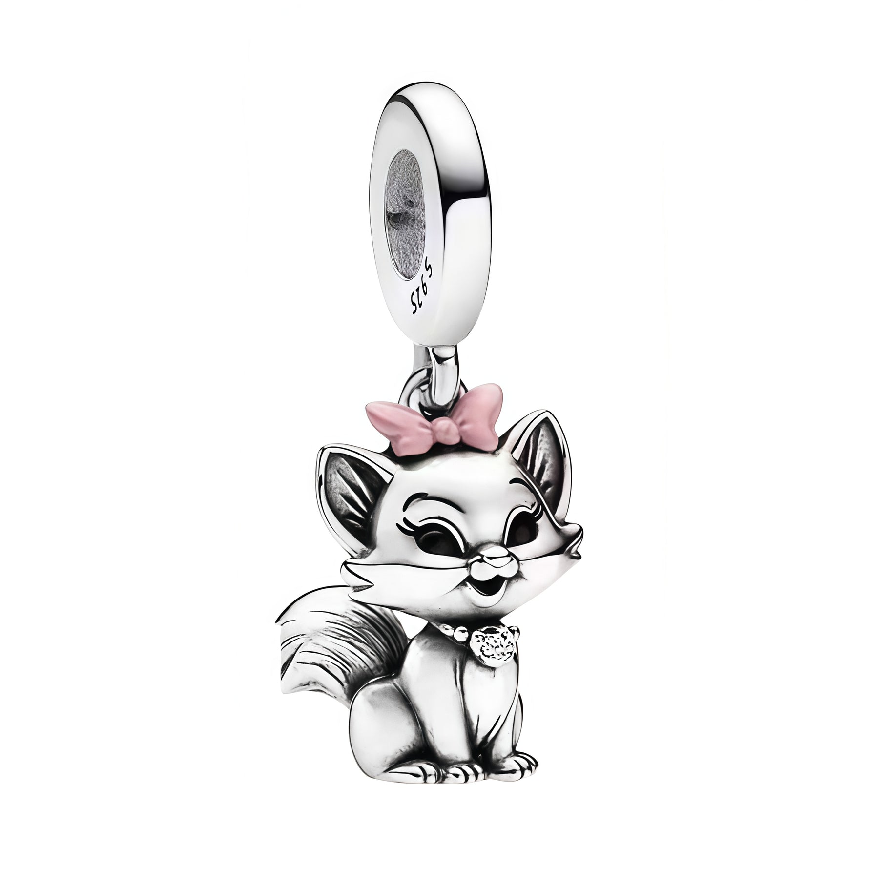 Apporte une touche chic et adorable à ton bracelet avec ce charm pendentif Marie des Aristochats. Inspiré de l’univers Disney, ce bijou en argent 925 met en valeur Marie avec son nœud emblématique et son allure élégante, pour un rendu plein de douceur et de raffinement. Un charm charmant et intemporel, parfait pour les amoureux des Aristochats et des bijoux féeriques.

Caractéristiques :

- Matière : Argent 925.
- Design : Marie des Aristochats en pendentif avec finitions soignées.
- Dimensions : Taille dél