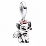 Apportez une touche d’élégance et de charme à votre collection avec ce charm pendentif représentant Marie, la ravissante chatte blanche des Aristochats. Finement travaillé en finition argentée brillante, ce bijou met en valeur son célèbre nœud rose délicatement posé sur la tête, symbole de sa douceur et de sa grâce. Une pièce parfaite pour les amateurs de Disney et les passionnés de félins sophistiqués.