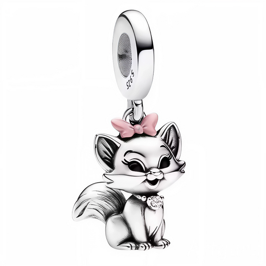 Apportez une touche d’élégance et de charme à votre collection avec ce charm pendentif représentant Marie, la ravissante chatte blanche des Aristochats. Finement travaillé en finition argentée brillante, ce bijou met en valeur son célèbre nœud rose délicatement posé sur la tête, symbole de sa douceur et de sa grâce. Une pièce parfaite pour les amateurs de Disney et les passionnés de félins sophistiqués.