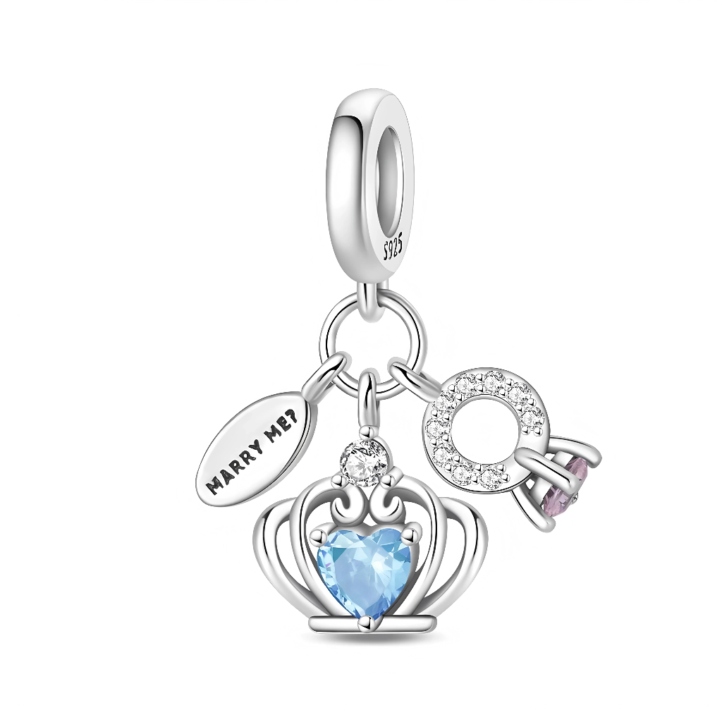 Charm “Marry Me” couronne & bague, parfait pour une demande en mariage symbolique ou pour célébrer des fiançailles. Le cœur bleu apporte une touche de conte de fées, tandis que la petite bague scintillante rappelle l’instant de la demande.

