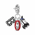 Ce charm triple pendant en argent 925 réunit une mascarade noire façon toile d’araignée, un médaillon rouge orné d’un petit fantôme blanc et une araignée noire suspendue dans une cage coiffée d’un chapeau de sorcière bleu nuit. Les trois breloques mobiles sont accrochées à un anneau central relié à une bélière lisse décorée d’un oiseau stylisé, pour un effet ludique et très festif.

Caractéristiques :

-Matière : Argent 925 avec émail noir, rouge, blanc et bleu.
-Design : Trio de breloques Halloween compren