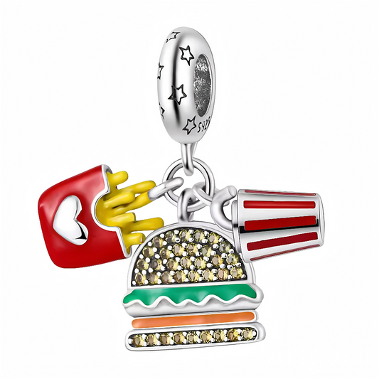 Craquez pour une touche américaine décalée avec ce charm “Menu Fast-Food”, réalisé en Argent 925 (S925) ! Il réunit une barquette de frites rouges à cœur argenté, un burger garni de cristaux jaunes, de détails verts et orange, ainsi qu’une gobelet décoré de rayures rouges. La bélière est ornée de petites étoiles en relief pour compléter l’ambiance festive. Parfait pour personnaliser votre bracelet avec humour et originalité.