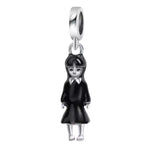 Plongez dans l'ombre gothique avec ce charm Mercredi Addams en argent sterling 925, portrait miniature de la reine du macabre à l'académie Nevermore, aux tresses noires jumelles et regard perçant défiant le monde. Suspendu à une bélière lisse compatible bracelets Pandora, ce bijou ténébreux glace ton poignet d'un frisson addamsien.&nbsp;

Caractéristiques :

- Matière :&nbsp;Argent 925.
- Design :&nbsp;Mercredi 3D réaliste, tresses jumelles, yeux noirs hypnotiques.
- Dimensions :&nbsp;Taille standard charm 