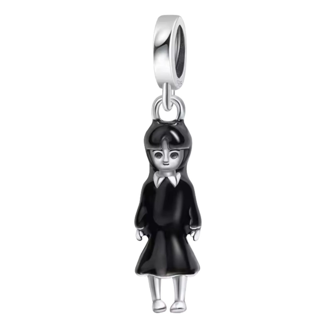 Plongez dans l'ombre gothique avec ce charm Mercredi Addams en argent sterling 925, portrait miniature de la reine du macabre à l'académie Nevermore, aux tresses noires jumelles et regard perçant défiant le monde. Suspendu à une bélière lisse compatible bracelets Pandora, ce bijou ténébreux glace ton poignet d'un frisson addamsien.&nbsp;

Caractéristiques :

- Matière :&nbsp;Argent 925.
- Design :&nbsp;Mercredi 3D réaliste, tresses jumelles, yeux noirs hypnotiques.
- Dimensions :&nbsp;Taille standard charm 