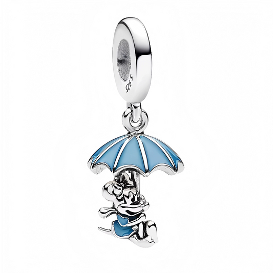 Laissez-vous emporter par la fantaisie avec ce charm pendentif en argent 925 représentant Mickey suspendu à un parapluie bleu, prêt à s’envoler vers de nouvelles aventures. Habillé dans des tons bleus assortis, ce bijou poétique capture l'esprit rêveur et enjoué de Mickey, idéal pour ceux qui aiment l'élégance légère et l’univers magique de Disney.