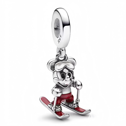 Faites le plein d’énergie et d’esprit hivernal avec ce charm pendentif en argent 925 représentant Mickey en pleine descente à ski. Avec ses skis rouges éclatants et son style dynamique, ce bijou capture l’amusement des sports d’hiver et la joie contagieuse de Mickey. Parfait pour les amoureux de la montagne, de la neige… et bien sûr, de Disney !