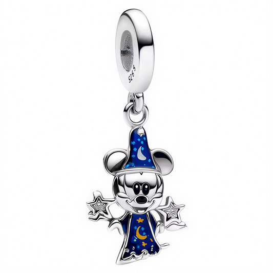 Plongez dans l’univers enchanteur de Disney avec ce charm pendentif magique représentant Mickey en magicien, dans une posture emblématique pleine de pouvoir et de charme. Habillé d’une tenue bleu nuit parsemée d’étoiles argentées, Mickey, tout en finition argentée brillante, lève les bras avec une étoile dans chaque main, prêt à faire jaillir la magie. Un bijou féérique, parfait pour les passionnés de Disney et les amateurs de rêves éveillés.