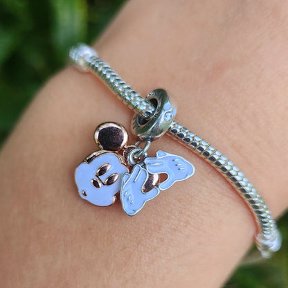 Exprimez votre amour pour l'icône intemporelle de Disney avec ce charm pendentif mettant en vedette Mickey Mouse. Fabriqué en argent sterling 925, ce pendentif capture le charme irrésistible de Mickey avec des détails élégants et une finition brillante. Parfait pour les fans de Disney et les collectionneurs de bijoux, ce charm ajoute une touche joyeuse à votre bracelet ou collier, célébrant le personnage emblématique de Mickey Mouse.